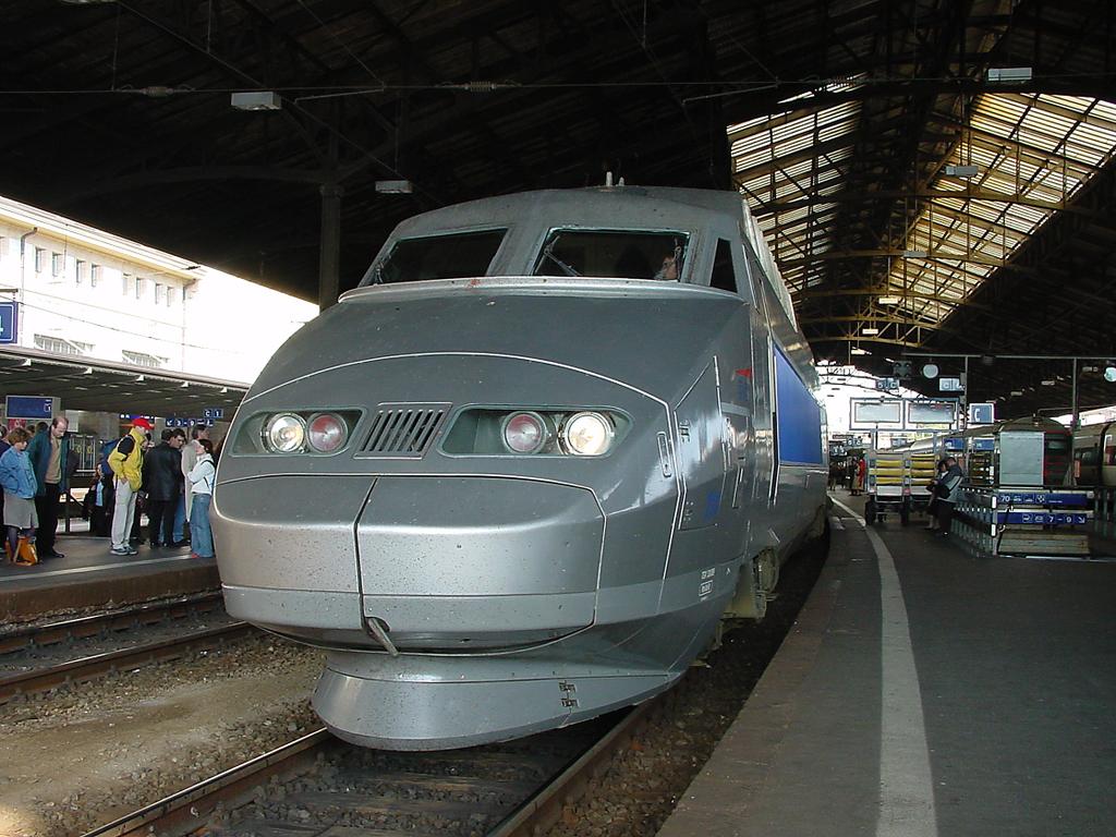 Photo d'une TGV, Prise à Lausanne le 17 avril 2002 05:36