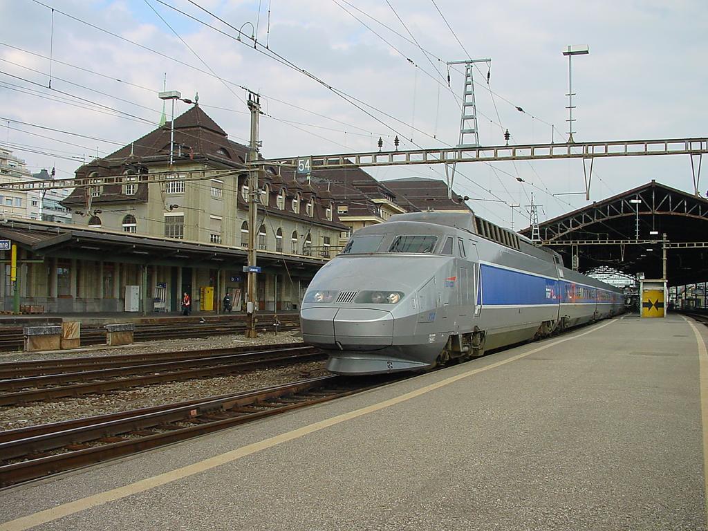 Photo d'une TGV, Prise à Lausanne le 17 avril 2002 05:46