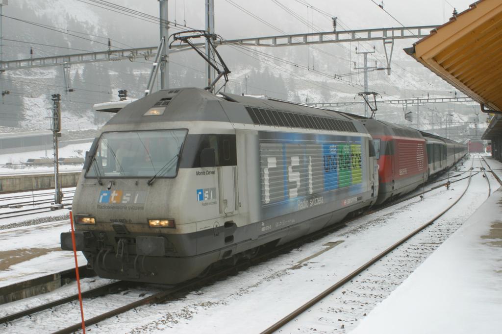 Photo d'une Re 460 000-118, Prise à Göschenen le 10 janvier 2003 02:09