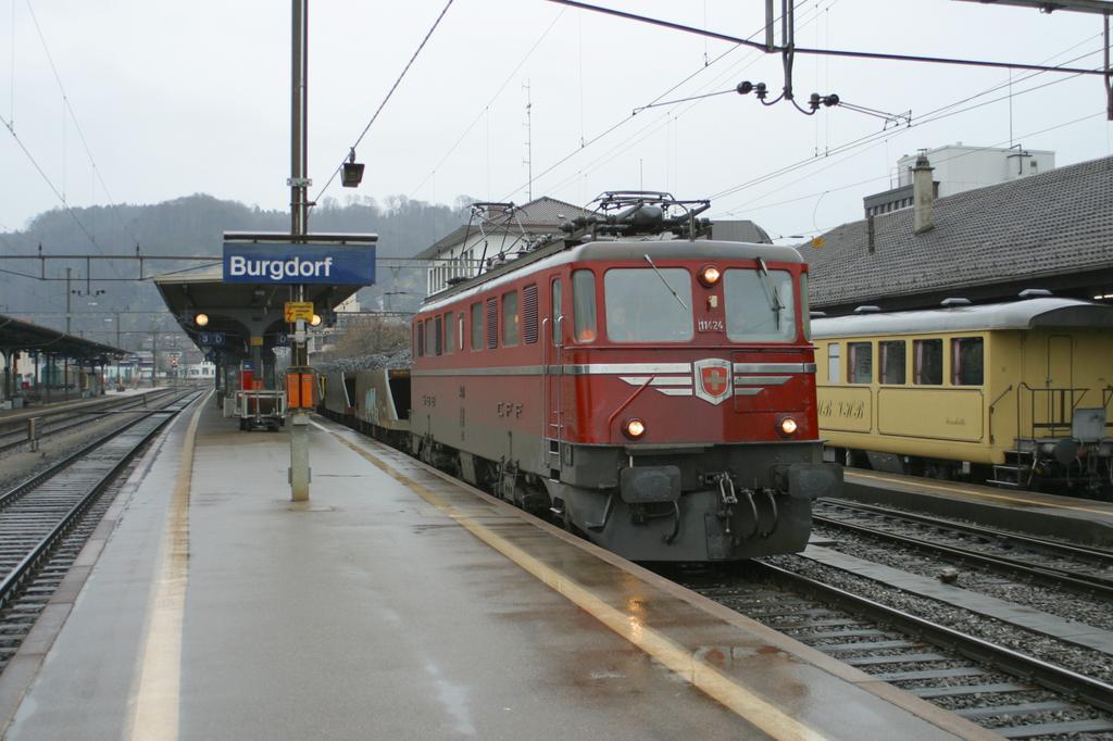 Photo d'une Ae 610 (Ae 6/6) 11403-11520, Prise à Burgdorf le 21 janvier 2003 02:42