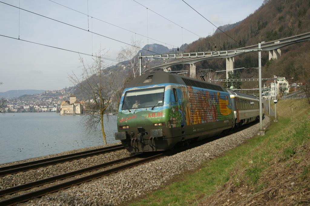 Photo d'une Re 460 000-118, Prise à Veytaux-Chillon le 7 mars 2003 01:22