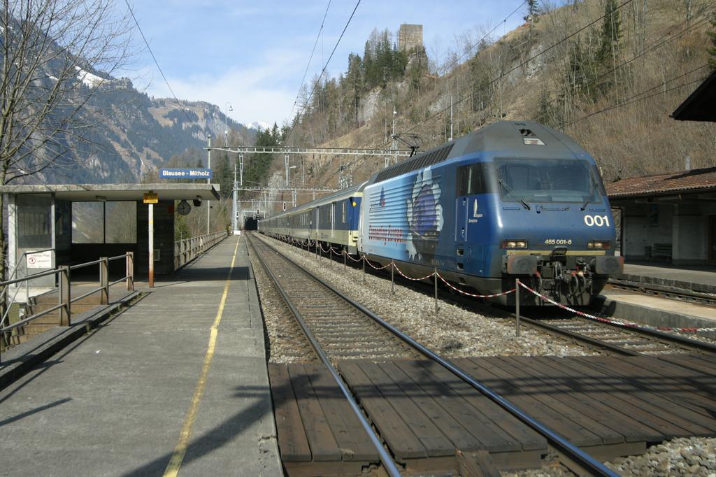 Photo d'une Re 465 001-018, Prise à Blausee-Mitholz le 21 mars 2003 11:43