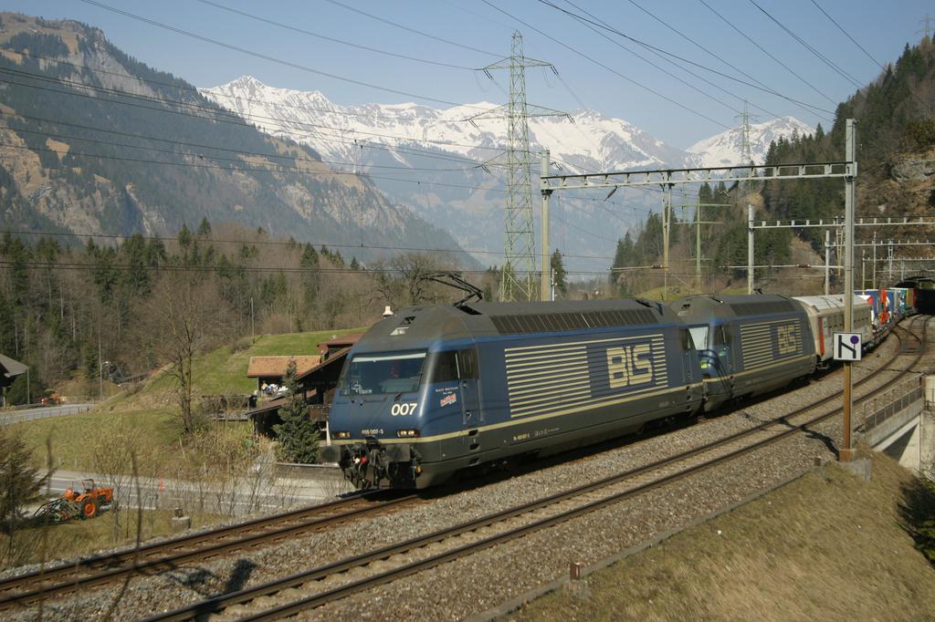 Photo d'une Re 465 001-018, Prise à Blausee-Mitholz le 24 mars 2003 11:42