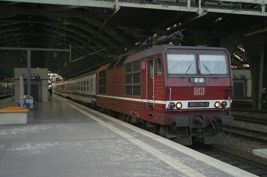 Photo d'une BR 180, Prise à Berlin Ostbahnhof le 24 avril 2003 06:47