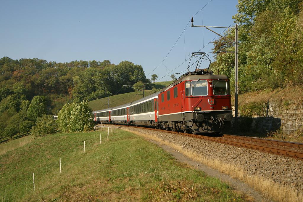 Photo d'une Re 420 (Re 4/4 II) 11101-11155, Prise à Läufelfingen le 25 septembre 2003 04:17