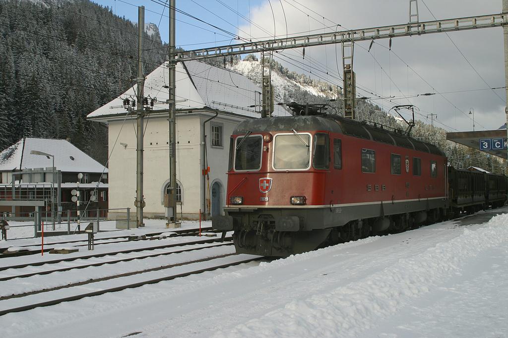 Photo d'une Re 620 (Re 6/6) 11605-11689, Prise à Kandersteg le 16 décembre 2003 01:56