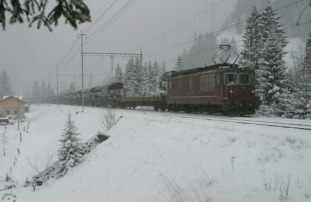 Photo d'une Re 4/4 161-195, Prise à Kandersteg le 22 décembre 2003 01:22