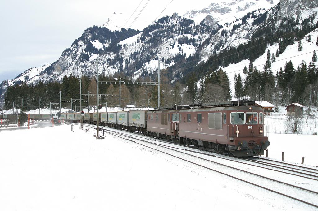 Photo d'une Re 4/4 161-195, Prise à Kandersteg le 16 janvier 2004 08:55