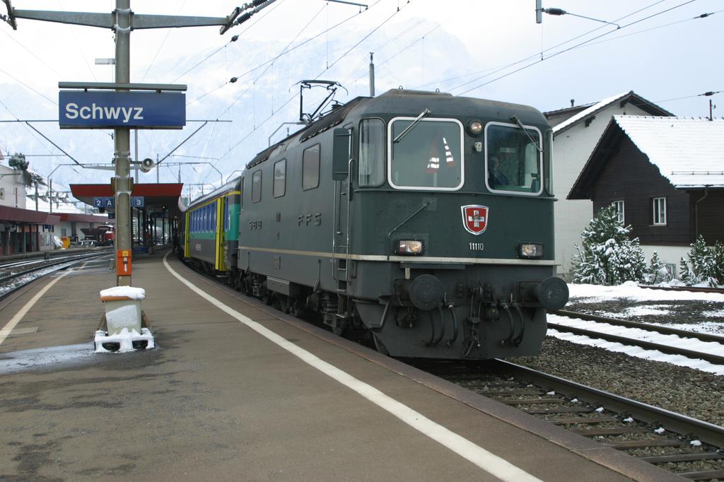 Photo d'une Re 420 (Re 4/4 II) 11101-11155, Prise à Schwiz le 24 février 2004 01:53