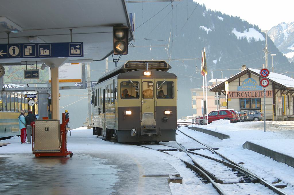 Photo d'une ABeh 4/4 II 311-313, Prise à Grindelwald le 22 novembre 2004 03:08