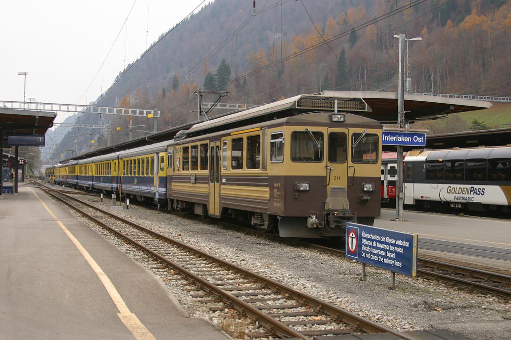Photo d'une ABeh 4/4 II 311-313, Prise à Interlaken Ost le 29 novembre 2004 12:25