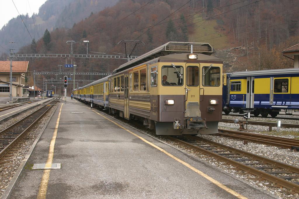 Photo d'une ABeh 4/4 II 311-313, Prise à Interlaken Ost le 29 novembre 2004 02:44