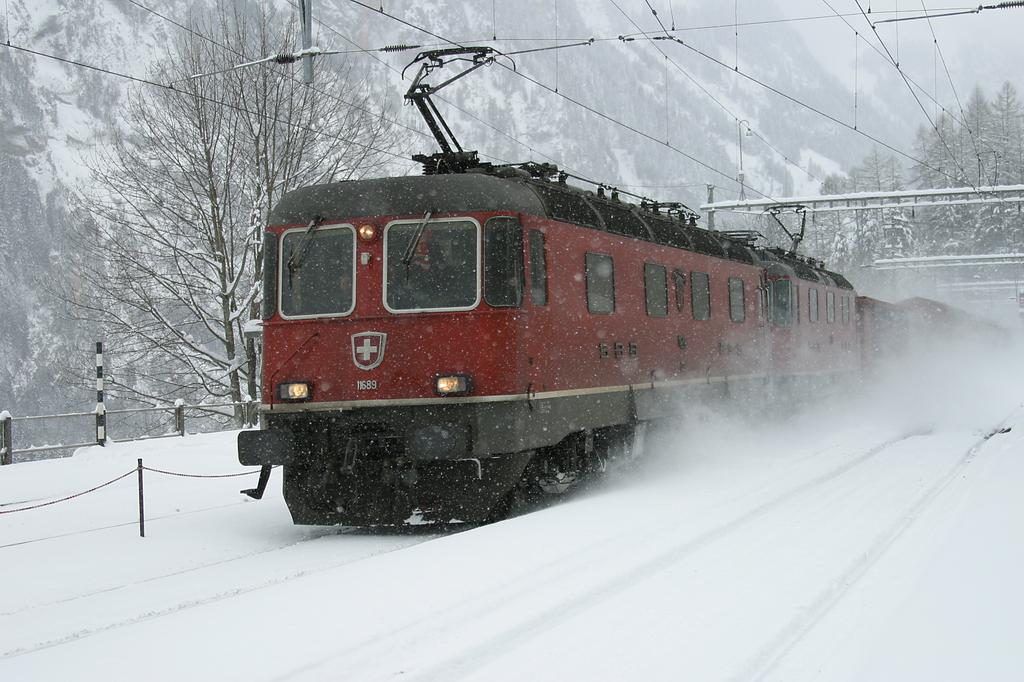 Photo d'une Re 620 (Re 6/6) 11605-11689, Prise à Blausee-Mitholz le 24 janvier 2005 01:45
