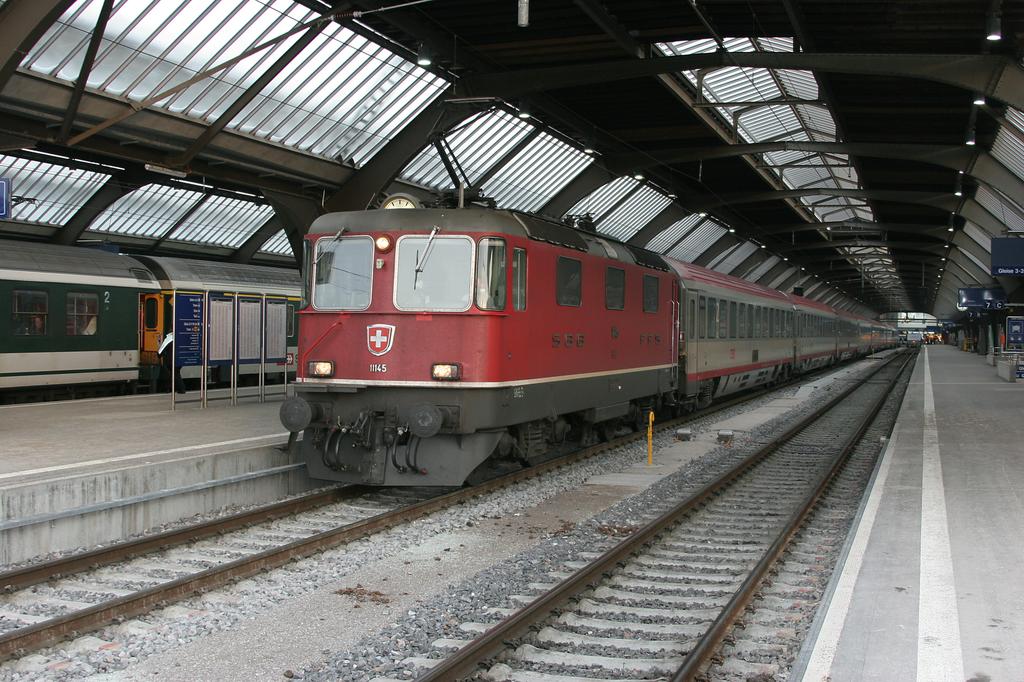 Photo d'une Re 420 (Re 4/4 II) 11101-11155, Prise à Zurich HB le 11 mars 2005 05:39