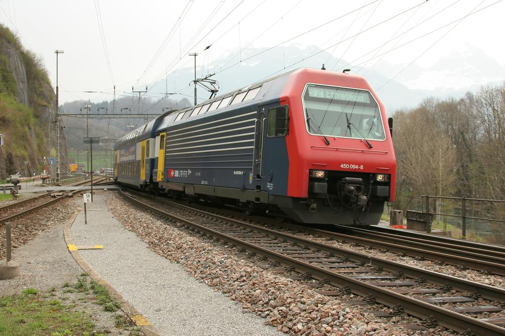 Photo d'une Re 450 000-114, Prise à Ziegelbrücke le 7 avril 2005 01:25