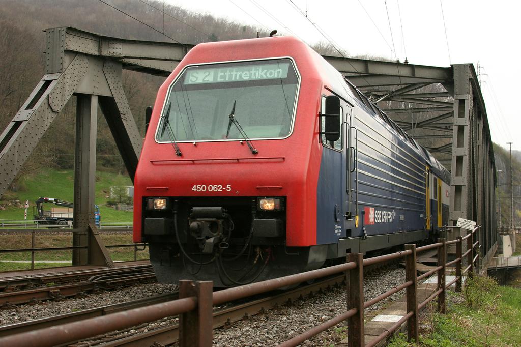 Photo d'une Re 450 000-114, Prise à Ziegelbrücke le 7 avril 2005 02:24